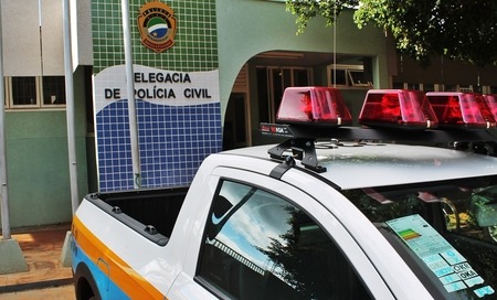 Homem é preso após jogar restos de comida, limão e bomba em vizinha