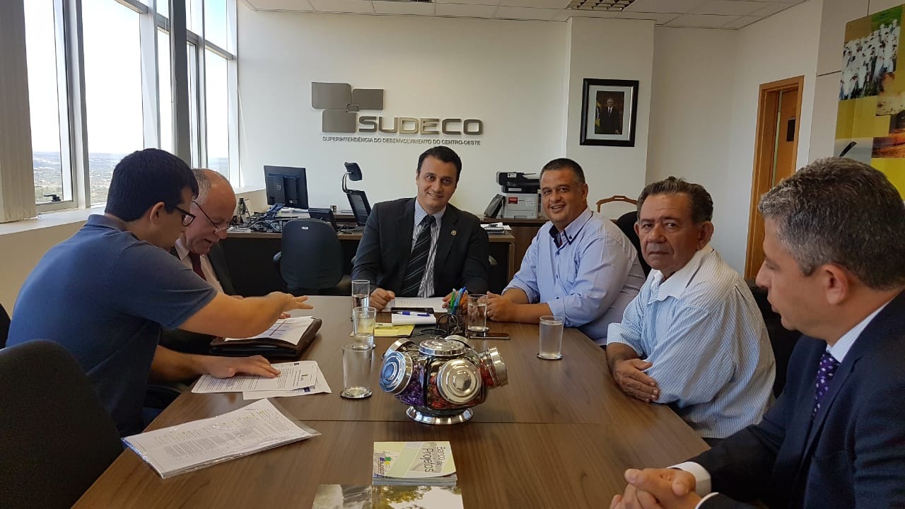 Prefeito e Vereadores entregaram na SUDECO em Brasília pedido de Caminhão Compactador e ‘Kit’ de Pavimentação Asfáltica