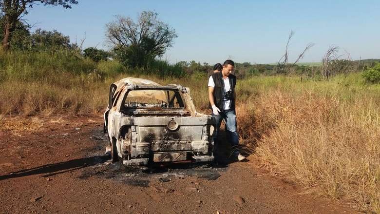 Bombeiros encontram veículo incendiado durante treinamento próximo a pedreira