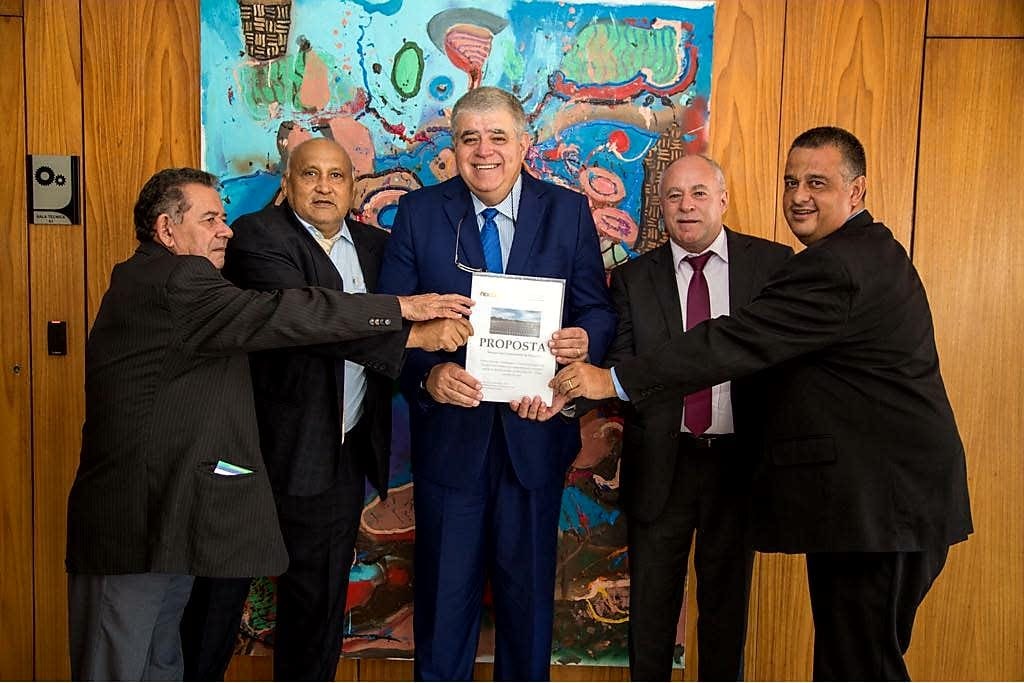 Vereadores e Prefeito entregaram ao Ministro Carlos Marun projeto que pede instalação de Usina Geradora de Energia Fotovoltaica para Deodápolis