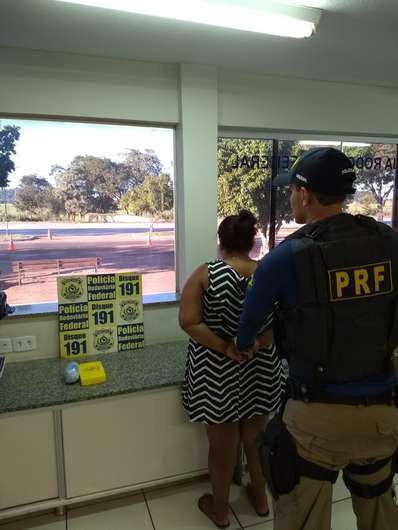 Mulher é presa transportando mais de um quilos cocaína