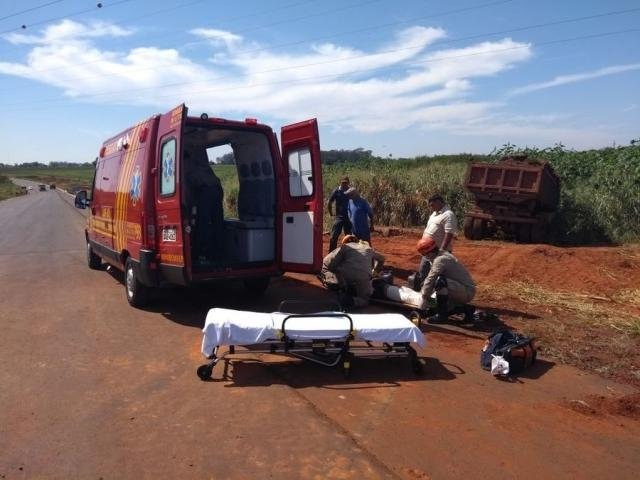 Homem sofre fratura nas duas pernas ao ser atropelado por caminhão