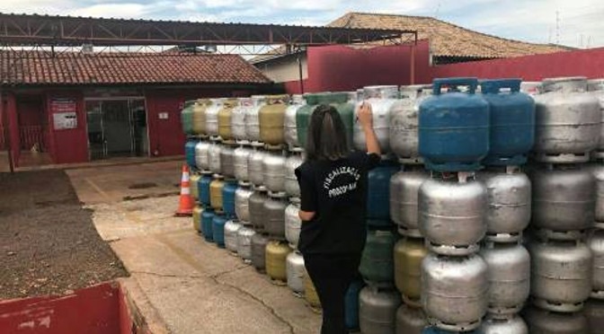 Ação conjunta fecha estabelecimentos e autua revendas ilegais de gás de cozinha