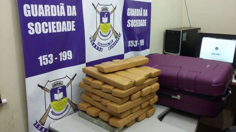 Carioca é presa na rodoviária de Dourados com tabletes de maconha