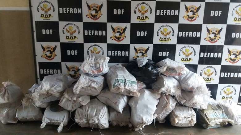 “Cavalo doido” é preso com droga ao tentar furar barreira na 463
