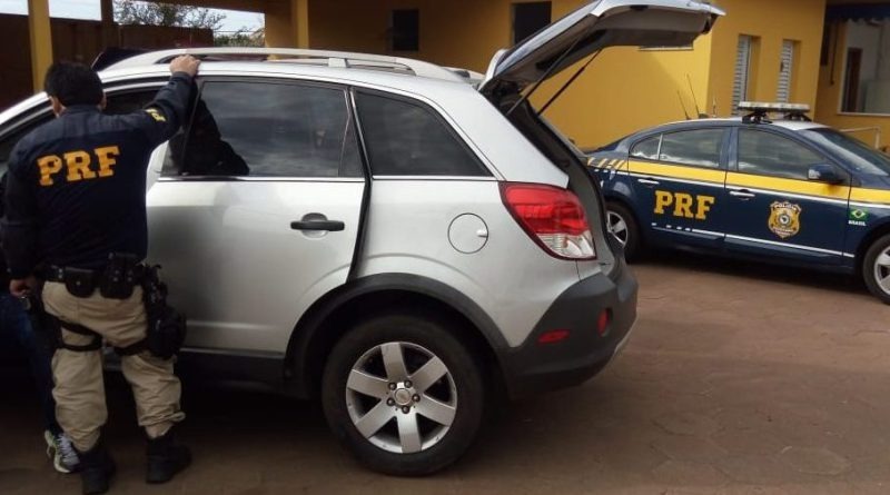 PRF recupera carro de luxo que seria levado por casal para a fronteira