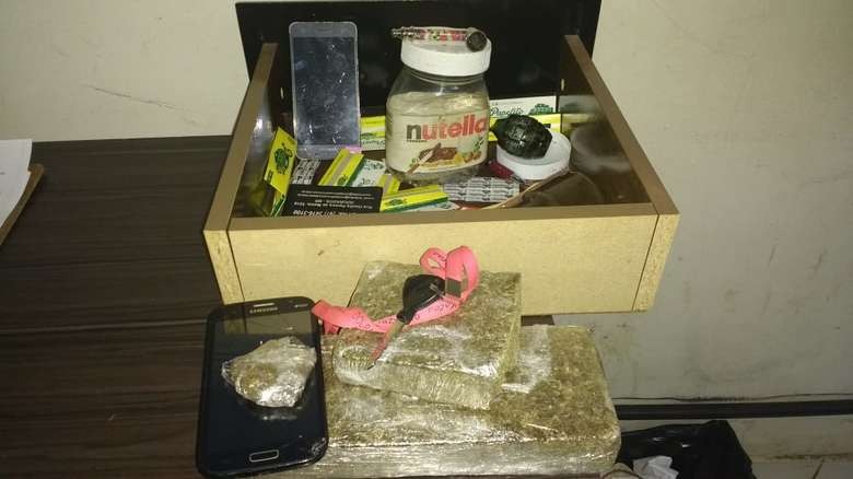Rapaz é flagrado com maconha em baú de moto no Jardim Água Boa