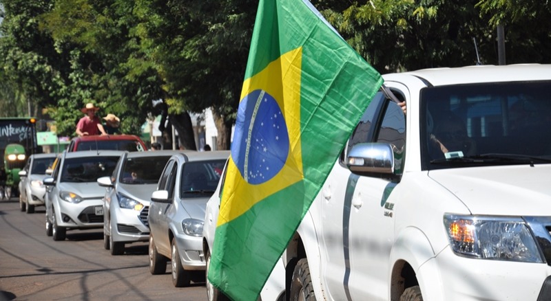Passeata na manhã deste sábado (26) em apoio a greve dos caminhoneiros marcou apoio do comercio que fechou as portas em Deodápolis 