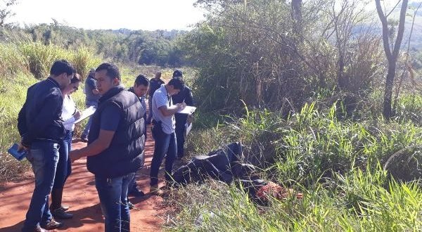 Jovem é encontrado morto com várias facadas