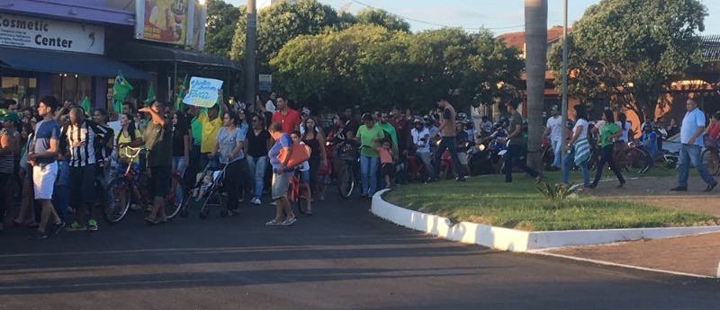 De portas fechadas: Comerciantes, Agricultores e comunidade em geral participaram de carreata em apoio a greve dos caminhoneiros 