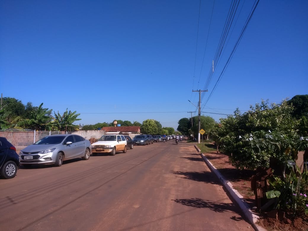Caminhões com Gasolina chegaram escoltados pelo Policia Militar e Exército em Deodápolis; Fila chegou a quase 2,5km