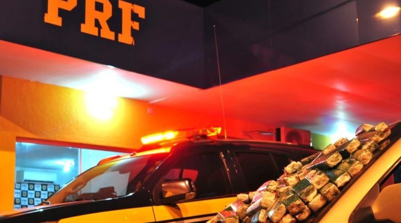 Polícia apreende drogas escondidas na porta de carro