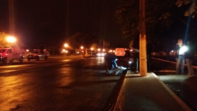 Motociclista bate em rotatória, perde controle e morre