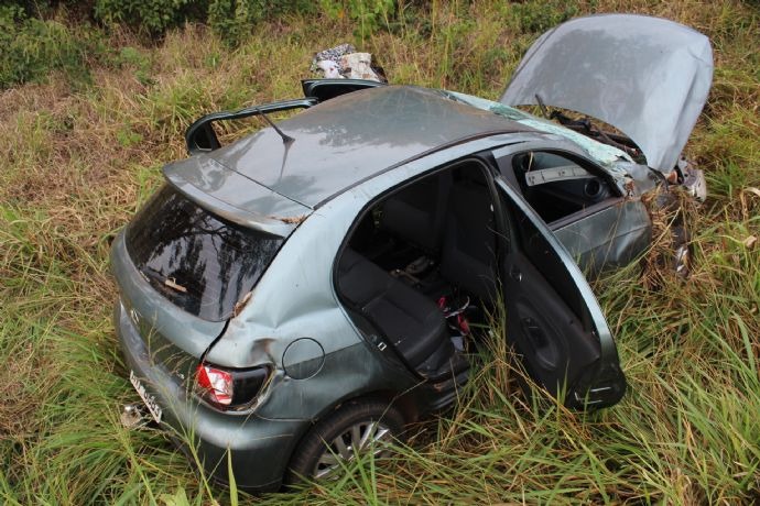 Condutor perde controle de carro, sai da pista e capota na MS-276