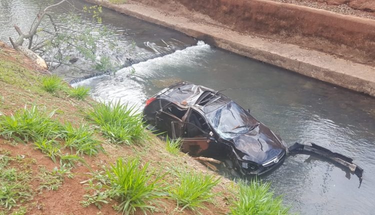 Motorista bate em árvore, veículo capota e cai dentro de córrego na Ricardo Brandão