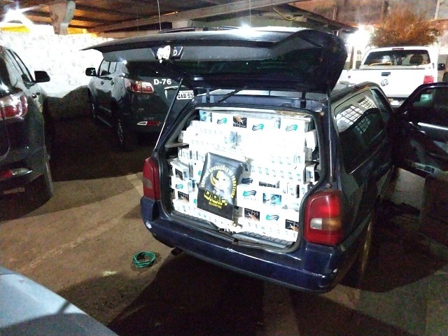 Ação policial apreende 2,5 mil pacotes de cigarros em dois veículos