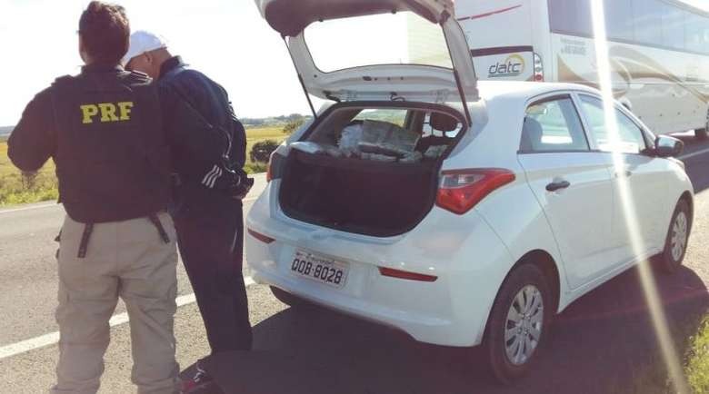 Homem é preso com mais de 500 mil dólares em veículo vindo do Uruguai