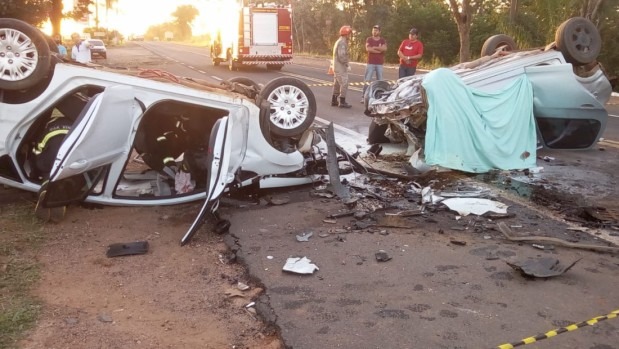 Veículos explodem após colisão frontal e duas pessoas morrem na BR-262