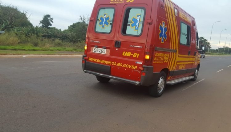 Motociclista desvia de cachorro em avenida e acaba sofrendo acidente 