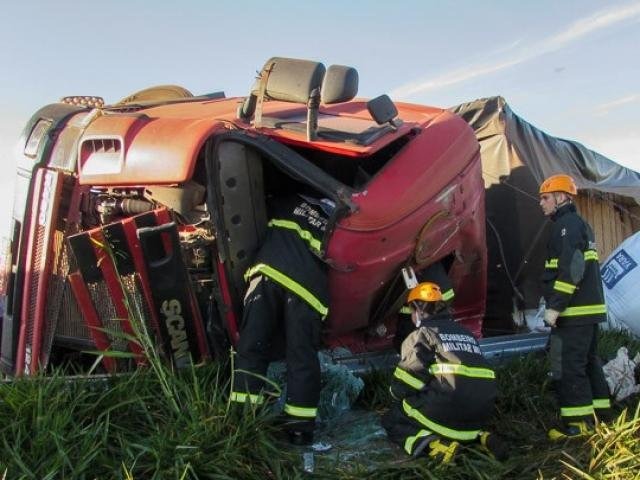 Motorista fica preso em ferragens após caminhão tombar na MS-470