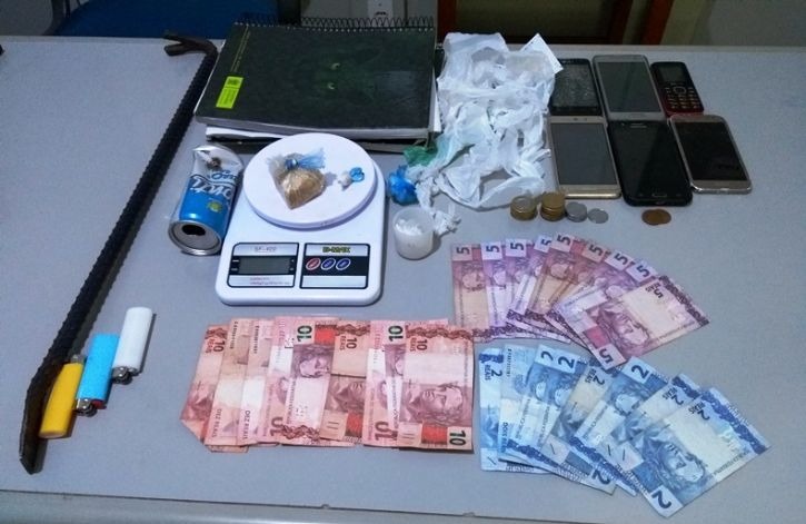 Casal foi preso vendendo Crack em casa próximo ao Parque de Exposições em Deodápolis; Policia Militar monitorava o local há dias 