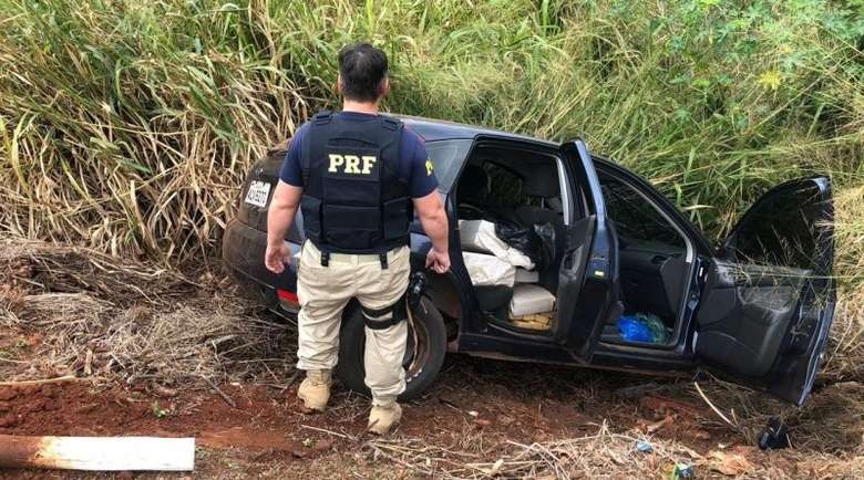 Homem tenta fuga, carro sai da pista e ele acaba preso com quase 0,5 t de droga