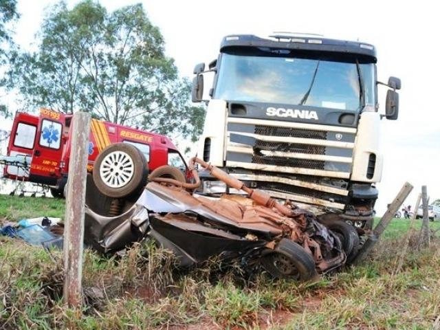 Motorista morre ao bater carro de frente com carreta na MS-276