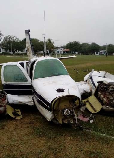 Avião interceptado pela FAB é retirado de lagoa com 60 kg de cocaína