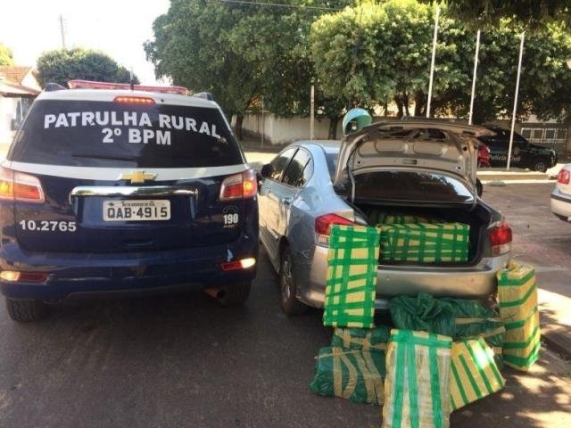 Traficante tenta atropelar PM e abandona 400 kg de maconha