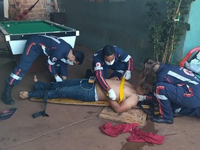 Pistoleiros fogem depois de balear jovem e idoso de 75 anos em bar