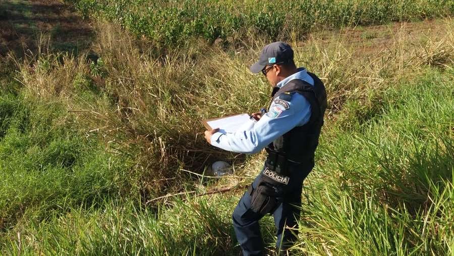 Populares estranham boné em rodovia e encontram corpo de motociclista