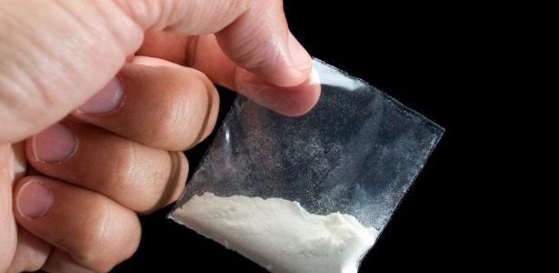 Suspeitos foram flagrados pela PM jogando ‘trouxinha’ de Cocaína pela janela do carro em Deodápolis; eles negaram 