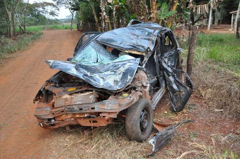 Motorista morre ao colidir carro contra árvore