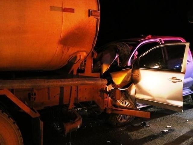 Colisão entre caminhonete e caminhão deixa um morto e outro ferido