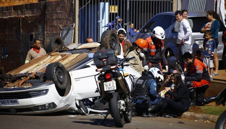 Mais um: motorista em alta velocidade provoca capotamento na Ernesto Geisel