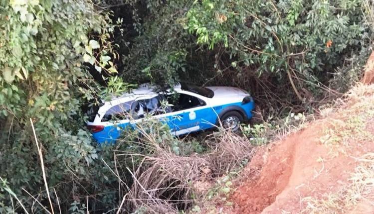 Viatura da polícia capota após ser fechada por caminhoneiro na BR-163