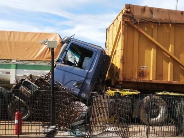 Cancela automática falha e carretas colidem em praça de pedágio