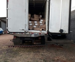 Caminhoneiro é preso por desviar carga de carne para revender