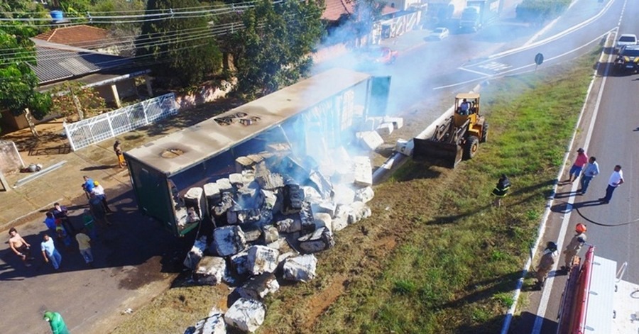 Em fato inusitado, carreta em movimento carregada com plumas de algodão pega fogo na BR-267