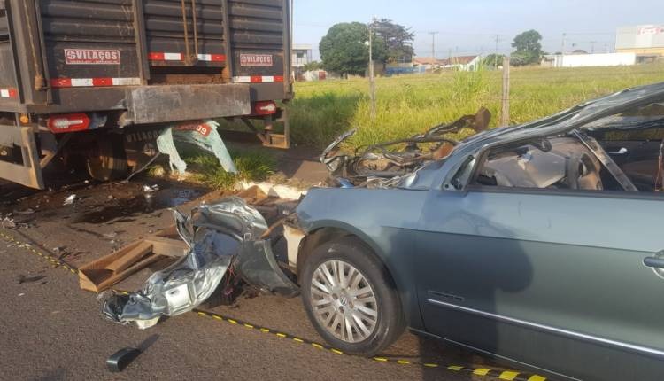 Mulher morre ao bater carro na traseira de caminhão parado