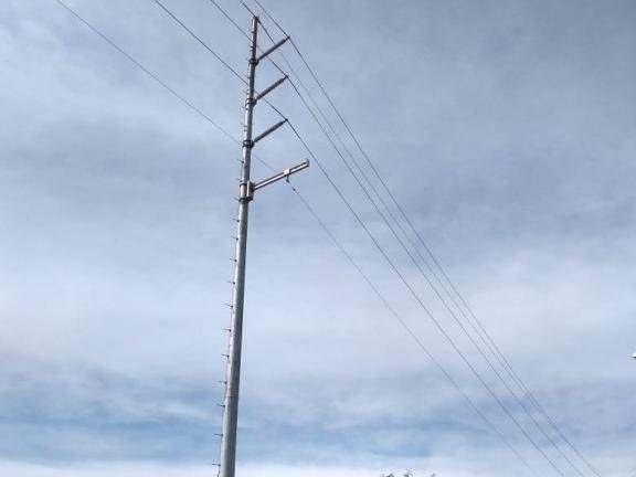 Homem escala torre de energia e cai ao encostar na rede de alta tensão