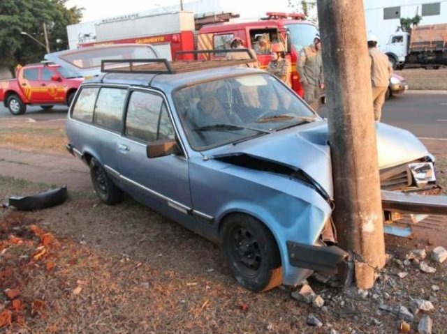 Após passar mal, homem colide carro em poste e morre