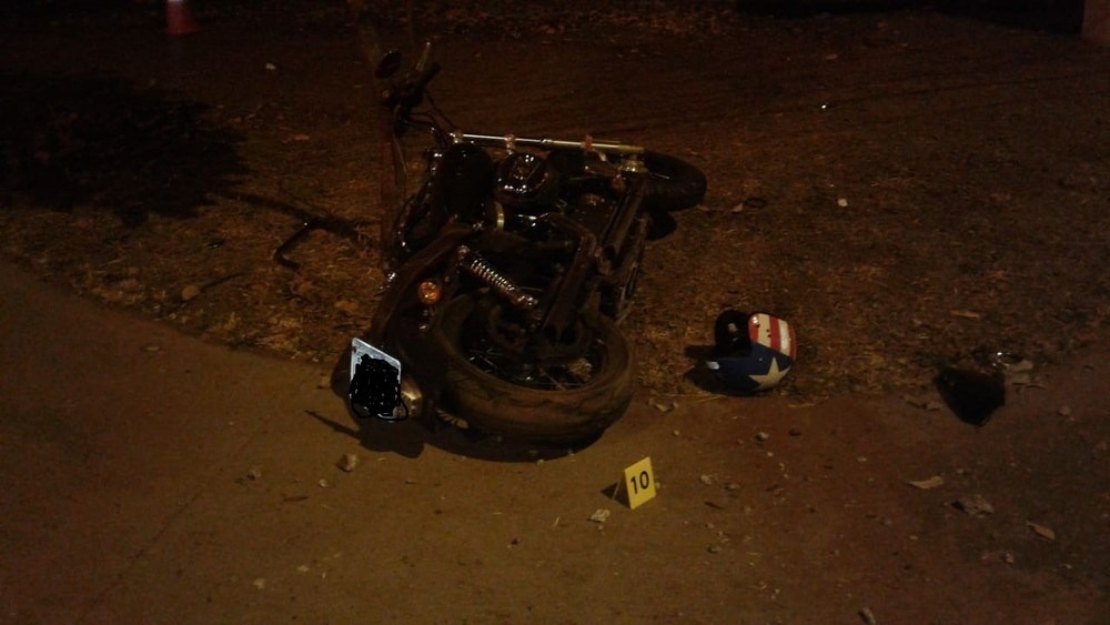 Motociclista bate em poste e morre a 500m da casa dos pais