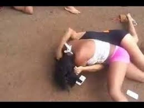 Traída, mulher agride a amante de seu marido até quebrar sua cabeça