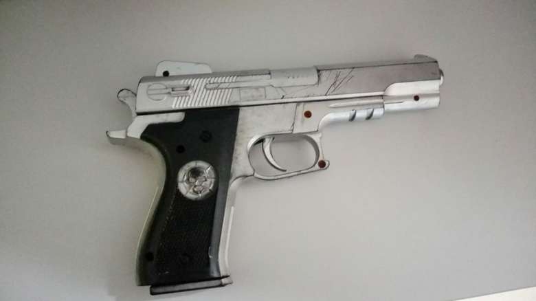 Polícia apreende estudante com arma de brinquedo dentro de escola