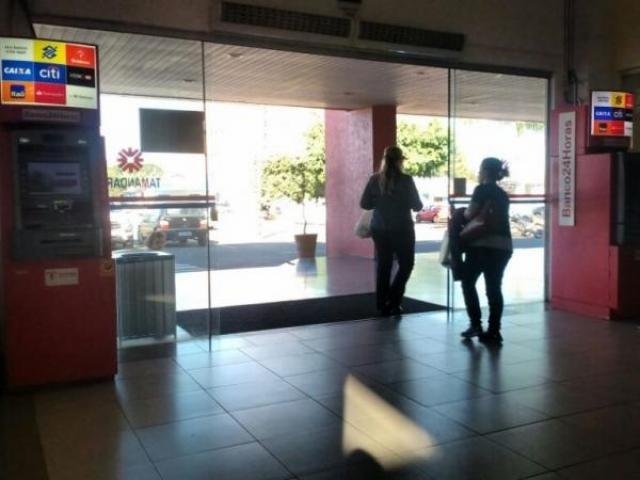 Idoso perde R$ 18 mil em golpe após ter cartão 