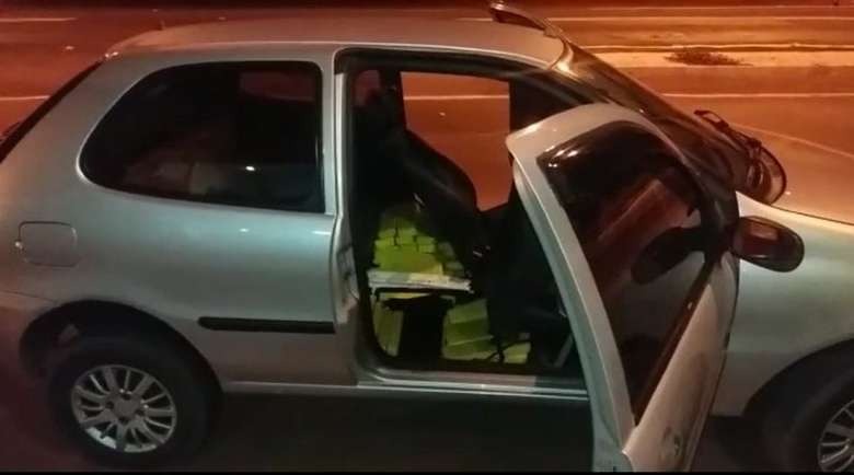 Motorista foge da polícia e abandona veículo dentro de oficina