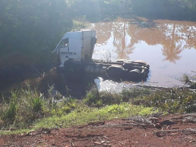 Motorista perde controle e carreta cai em ribanceira