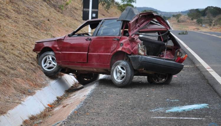 Motorista é lançada durante capotamento e morre esmagada