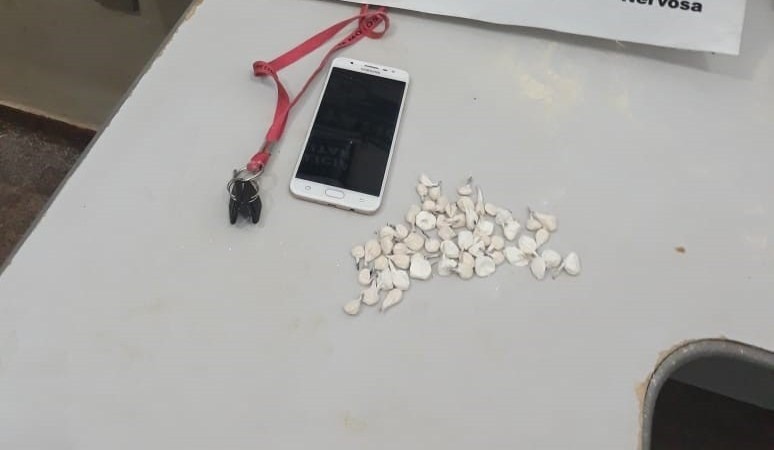 Polícia desmancha 'boca de fumo' em residência em frente uma escola